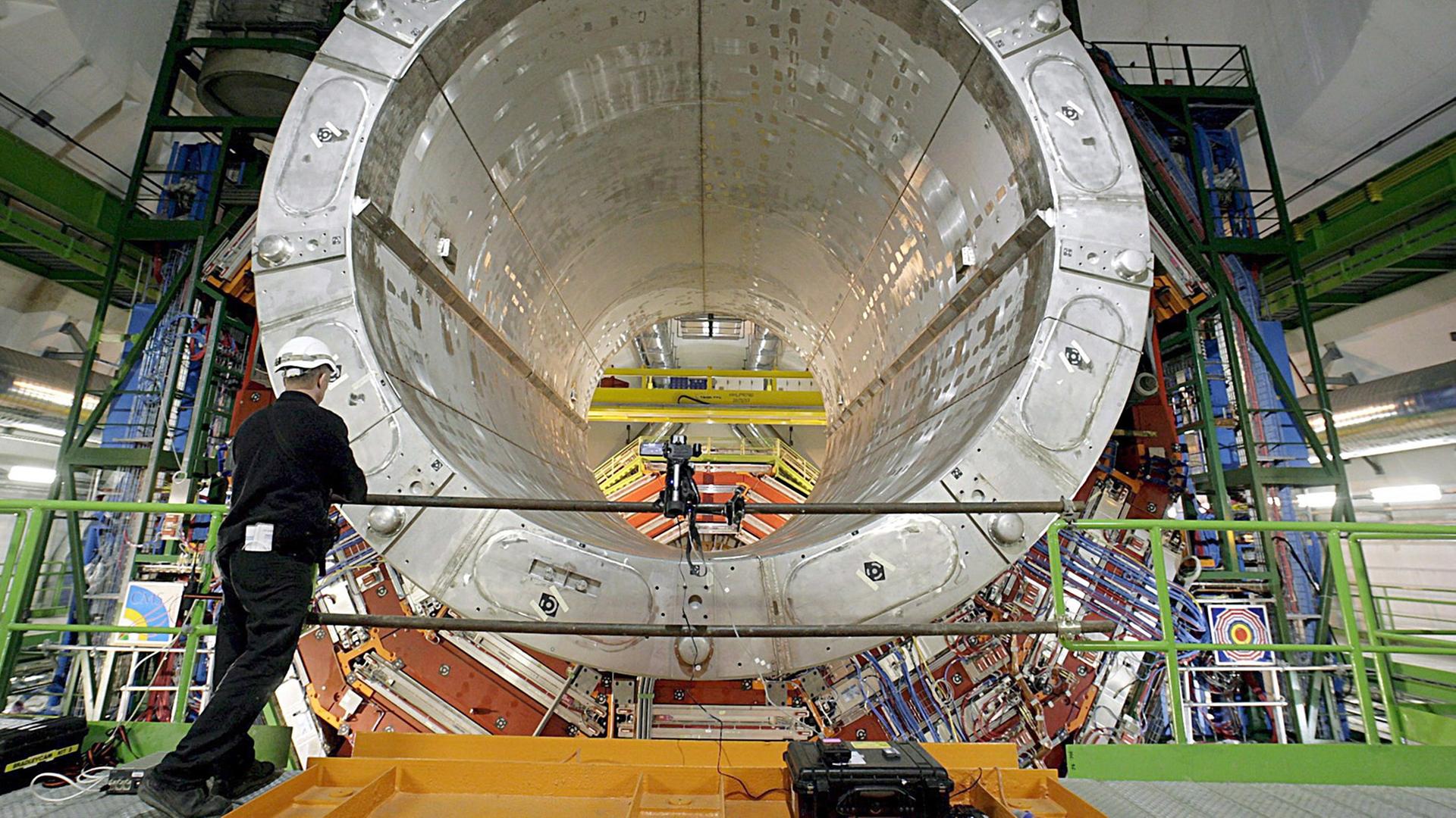 Teilchenkanone wird bei CERN bei Genf installiert Teilchenkanone wird bei CERN bei Genf installiert