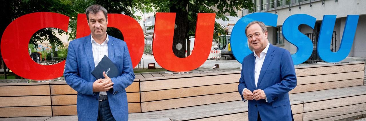 Armin Laschet, CDU-Kanzlerkandidat, CDU-Bundesvorsitzender und Ministerpräsident von Nordrhein-Westfalen, und Markus Söder (l), CSU-Vorsitzender und Ministerpräsident von Bayern, treten in Berlin vor die Presse. Armin Laschet, CDU-Kanzlerkandidat, CDU-Bundesvorsitzender und Ministerpräsident von Nordrhein-Westfalen, und Markus Söder (l), CSU-Vorsitzender und Ministerpräsident von Bayern, treten in Berlin vor die Presse.
