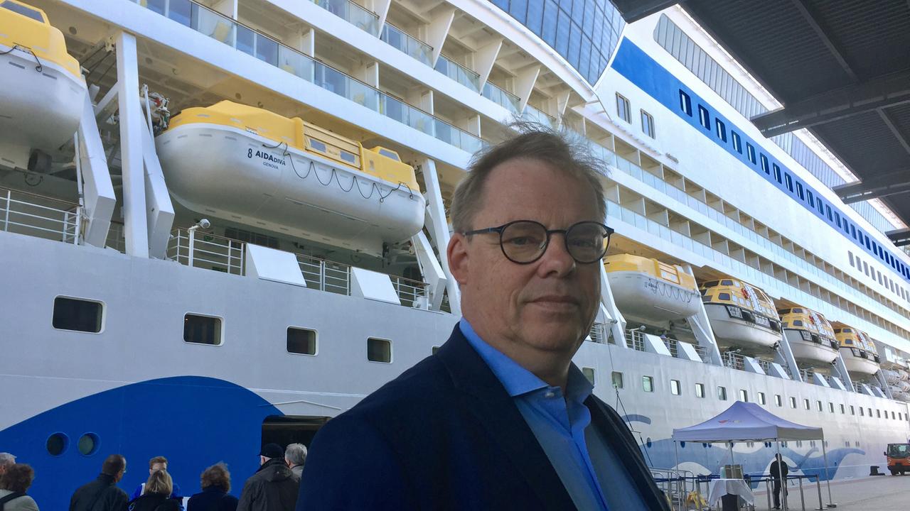 Hansjörg Kunze von AIDA Cruise steht in Warnemünde am Kreuzfahrtterminal vor der AIDAdiva
