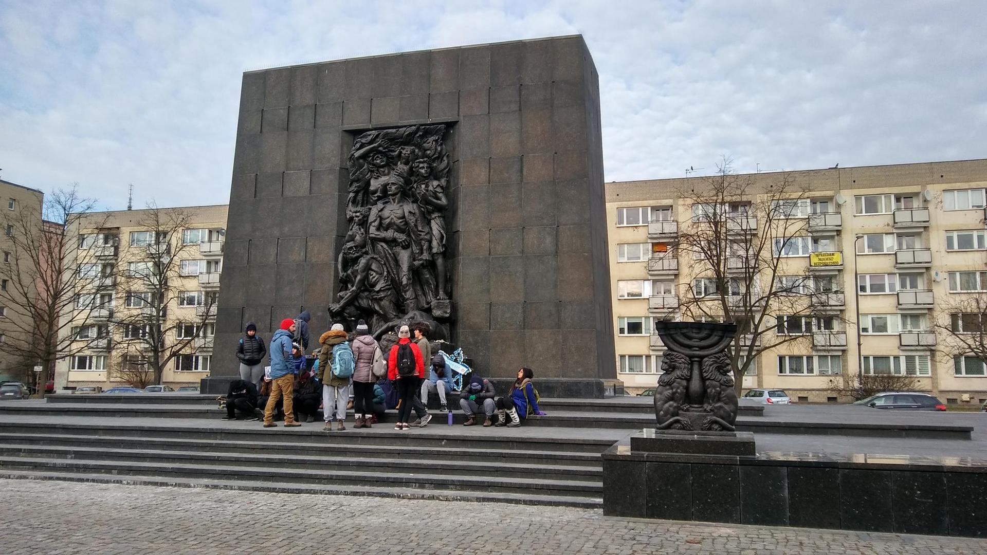 Gruppe Jugendlicher vor dem "Denkmal der Helden des Ghettos" in Warschau Gruppe Jugendlicher vor dem "Denkmal der Helden des Ghettos" in Warschau