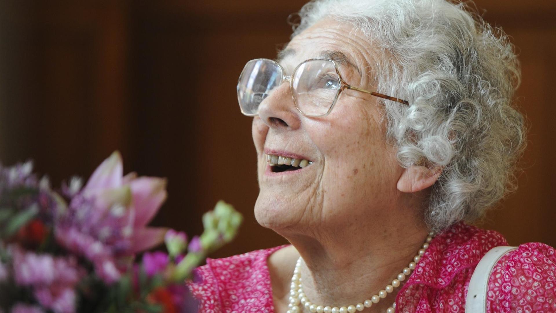 Die Schriftstellerin Judith Kerr wird am 17.05.2013 im Roten Rathaus ihrer ehemaligen Heimatstadt Berlin empfangen. Die Schriftstellerin Judith Kerr wird am 17.05.2013 im Roten Rathaus ihrer ehemaligen Heimatstadt Berlin empfangen.