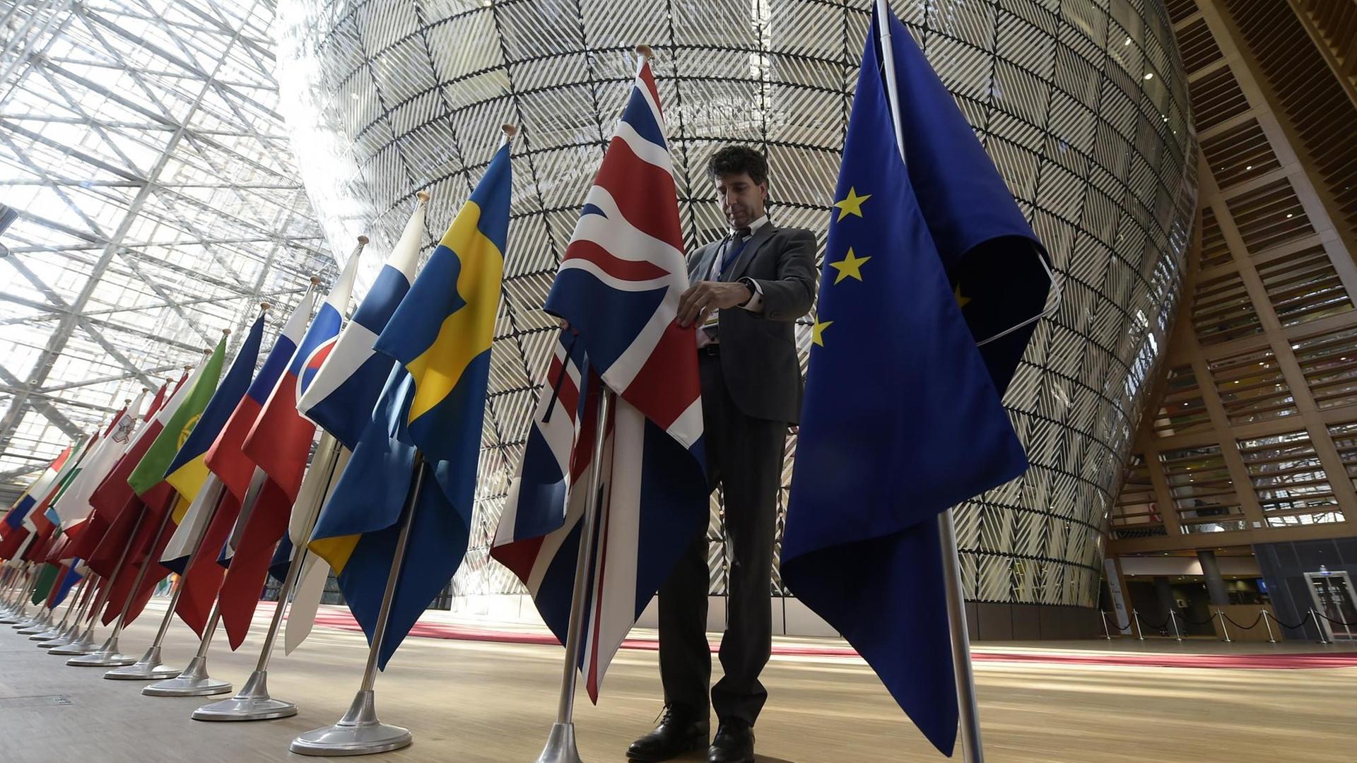 Der englische Union Jack wird auf dem EU-Gipfel der Außenminister am 29.4.2017 geprüft. Der englische Union Jack wird auf dem EU-Gipfel der Außenminister am 29.4.2017 geprüft.
