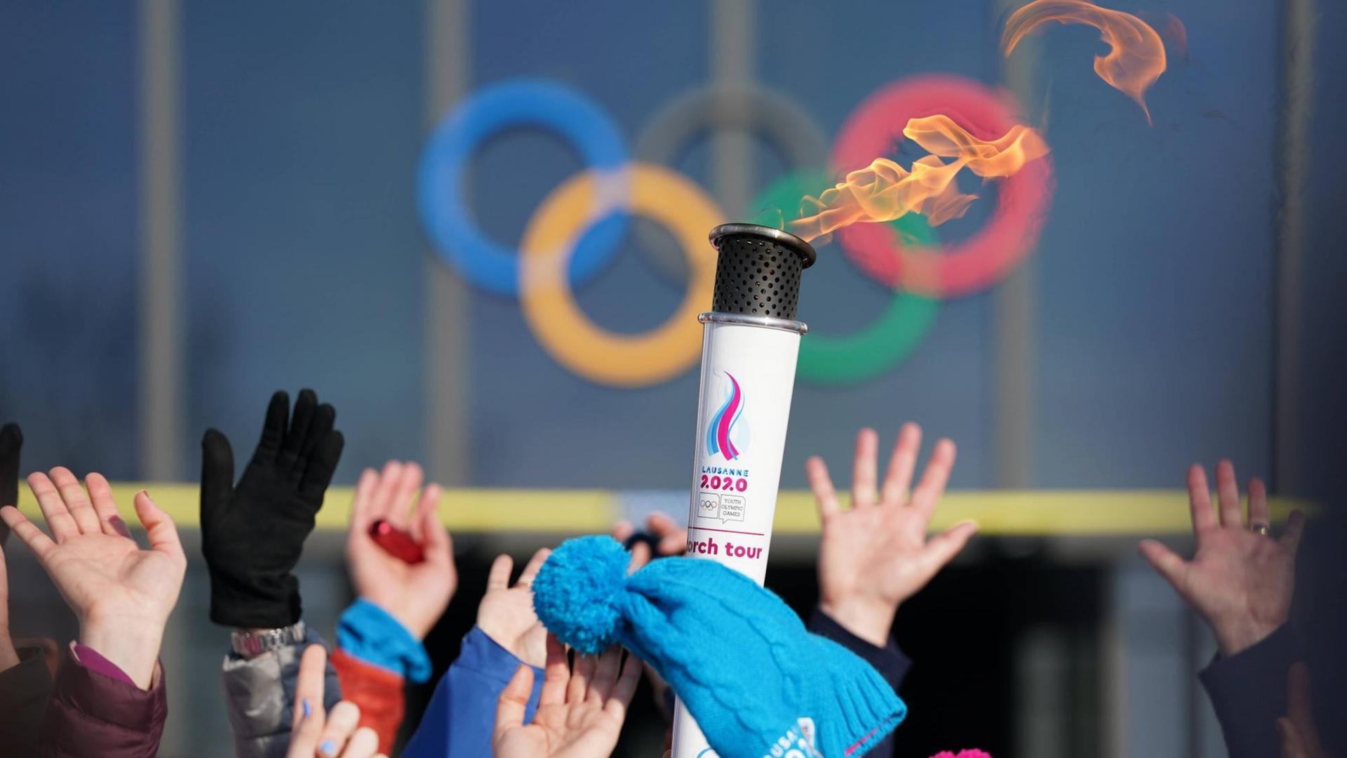 Die Olympische Fackel der Olympischen Jugendspiele in Lausanne Die Olympische Fackel der Olympischen Jugendspiele in Lausanne