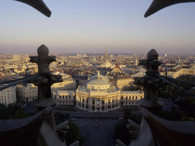 Blick vom Rathausturm über Wien, im Vordergrund ist das das Burgtheater zu sehen.