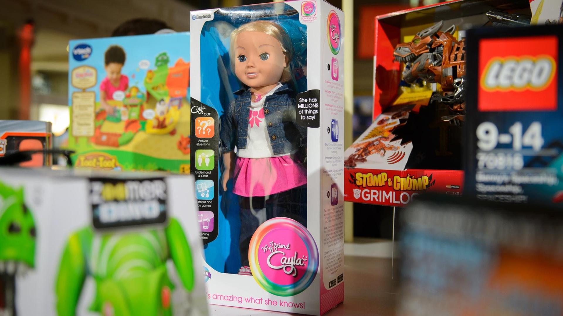 Die Puppe "Cayla" in Originalverpackung zwischen anderem Spielzeug.