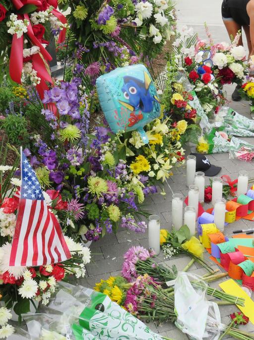 In Orlando/Florida legen Menschen Blumen nieder in Gedenken an die Opfer der Schießerei in einem Nachtclub.