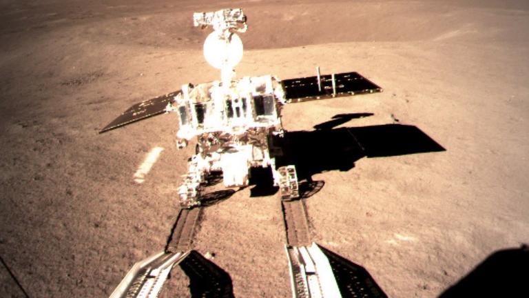 Der Rover "Jadehase 2" der chinesischen Mondmission hat bereits die ersten Reifenspuren auf der Rückseite des Mondes hinterlassen. Der Rover "Jadehase 2" der chinesischen Mondmission hat bereits die ersten Reifenspuren auf der Rückseite des Mondes hinterlassen.