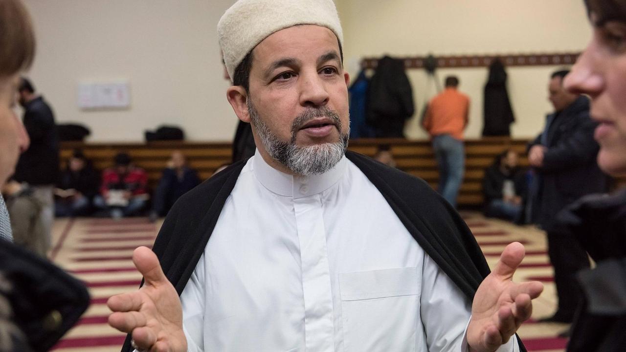 Mohammad Taha Sabri (M.), Imam in der Dar-as-Salam-Moschee in Berlin-Neukoelln, am 26.02.2016, vor dem Freitagsgebet im Gebetsraum der Moschee. Auch in der Dar-as-Salam-Moschee veraendert die Ankunft von Fluechtlingen den Alltag. Der Imam hilft, kaempft gegen Vorurteile. Und weiss manchmal nicht, wie er das alles schaffen soll. Frueher kamen freitags etwa 1.000 Besucher, jetzt sind es 1.500. Das Gebet sei nicht der einzige Grund fuer die Fluechtlinge, in die Moschee zu kommen, sagt Taha Sabri: Viele suchen einfach Rat, brauchen einen Uebersetzer oder finanzielle Unterstuetzung. Manche kommen jeden Tag zu mir. Fuer den Imam bedeutet das in der Regel einen Zehn- bis Zwoelf-Stunden-Tag. Im Herbst 2015 erhielt Imam Taha Sabri den Verdienstorden des Landes Berlin, auch weil er sich immer wieder dezidiert gegen islamistischen Extremismus wendet. (Siehe epd-Feature vom 29.02.2016) Imam Mohamm Copyright: epd-bild/ChristianxDitsch Mohammad Taha Sabri M Imam in the dar As Salam Mosque in Berlin Neukoelln at 26 02 2016 before the Friday prayer in Prayer room the Mosque too in the dar As Salam Mosque changed the Arrival from Refugees the Everyday life the Imam helps fights against Prejudices and white sometimes not like he the everything create should Earlier Kamen Fridays about 1 000 Visitors Now are it 1 500 the Prayer Sei not the only one Ground for the Refugees in the Mosque to come says Taha Sabri many Search easy Council need a Translator Or financial Support Manche come everyone Day to me for the Imam means the in the Rule a ten until zwoelf Hours Day in Autumn 2015 received Imam Taha Sabri the Order of Merit the Country Berlin too because he to Always again decidedly against Islamist Extremism apply See epd Feature of 29 02 2016 Imam Copyright epd Picture ChristianxDitsch Mohammad Taha Sabri (M.), Imam in der Dar-as-Salam-Moschee in Berlin-Neukoelln, am 26.02.2016, vor dem Freitagsgebet im Gebetsraum der Moschee. Auch in der Dar-as-Salam-Moschee veraendert die Ankunft von Fluechtlingen den Alltag. Der Imam hilft, kaempft gegen Vorurteile. Und weiss manchmal nicht, wie er das alles schaffen soll. Frueher kamen freitags etwa 1.000 Besucher, jetzt sind es 1.500. Das Gebet sei nicht der einzige Grund fuer die Fluechtlinge, in die Moschee zu kommen, sagt Taha Sabri: Viele suchen einfach Rat, brauchen einen Uebersetzer oder finanzielle Unterstuetzung. Manche kommen jeden Tag zu mir. Fuer den Imam bedeutet das in der Regel einen Zehn- bis Zwoelf-Stunden-Tag. Im Herbst 2015 erhielt Imam Taha Sabri den Verdienstorden des Landes Berlin, auch weil er sich immer wieder dezidiert gegen islamistischen Extremismus wendet. (Siehe epd-Feature vom 29.02.2016) Imam Mohamm Copyright: epd-bild/ChristianxDitsch Mohammad Taha Sabri M Imam in the dar As Salam Mosque in Berlin Neukoelln at 26 02 2016 before the Friday prayer in Prayer room the Mosque too in the dar As Salam Mosque changed the Arrival from Refugees the Everyday life the Imam helps fights against Prejudices and white sometimes not like he the everything create should Earlier Kamen Fridays about 1 000 Visitors Now are it 1 500 the Prayer Sei not the only one Ground for the Refugees in the Mosque to come says Taha Sabri many Search easy Council need a Translator Or financial Support Manche come everyone Day to me for the Imam means the in the Rule a ten until zwoelf Hours Day in Autumn 2015 received Imam Taha Sabri the Order of Merit the Country Berlin too because he to Always again decidedly against Islamist Extremism apply See epd Feature of 29 02 2016 Imam Copyright epd Picture ChristianxDitsch