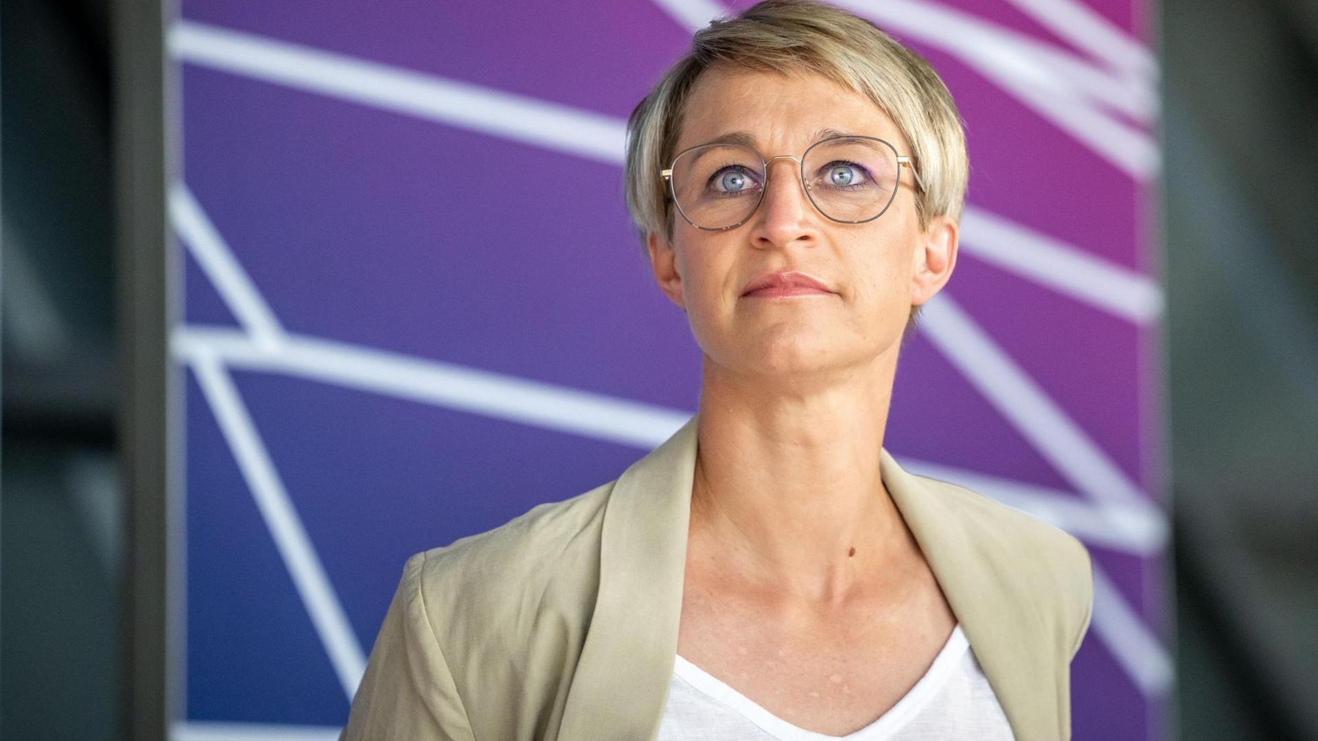 Nadine Schön (CDU), Fraktionsvize, spricht bei einem Pressestatement vor Beginn der Sitzung der CDU/CSU Bundestagsfraktion. Nadine Schön (CDU), Fraktionsvize, spricht bei einem Pressestatement vor Beginn der Sitzung der CDU/CSU Bundestagsfraktion.