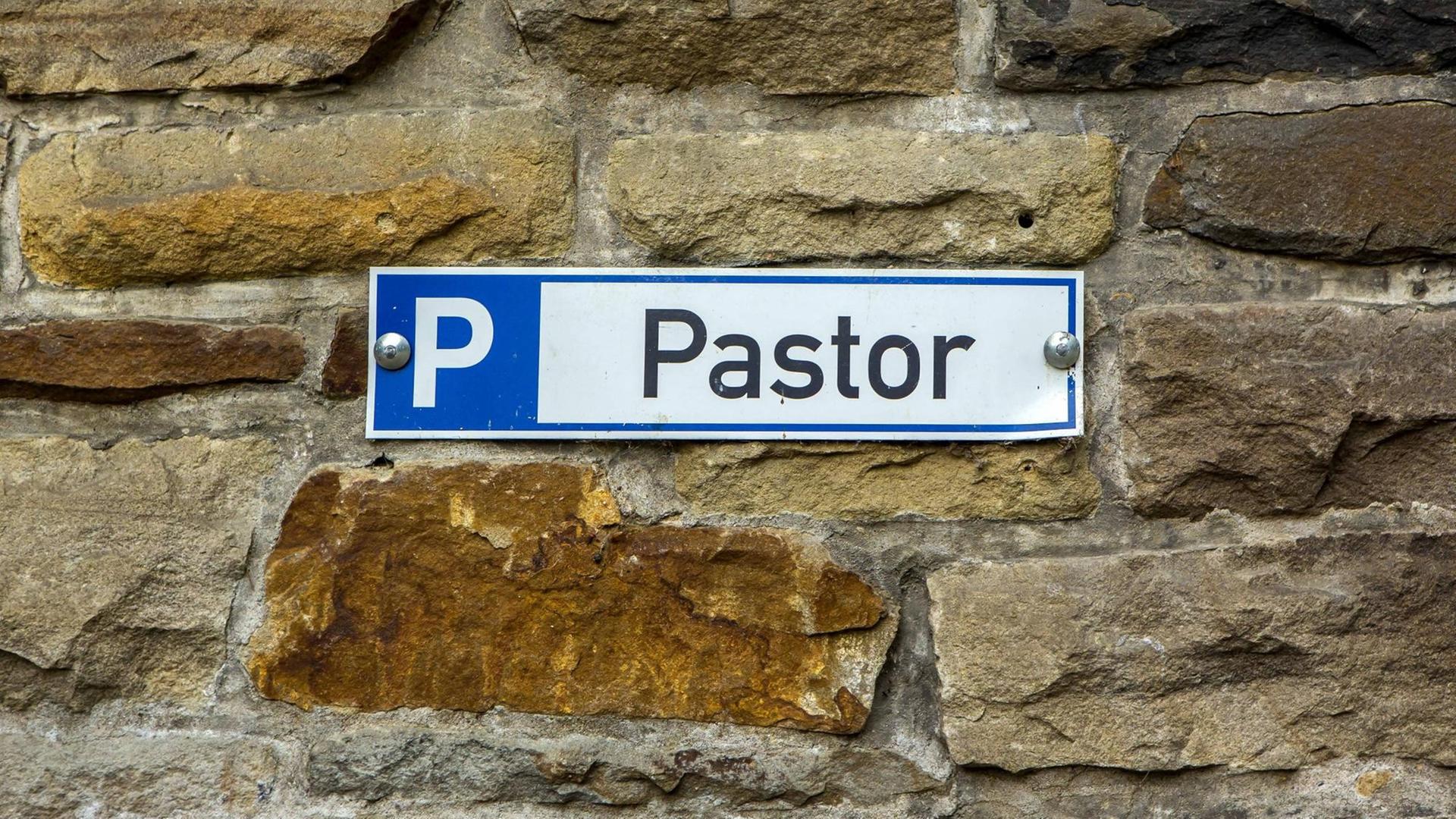 Ein Parkplatzschild - Pastor - an einer Kirche in Essen.