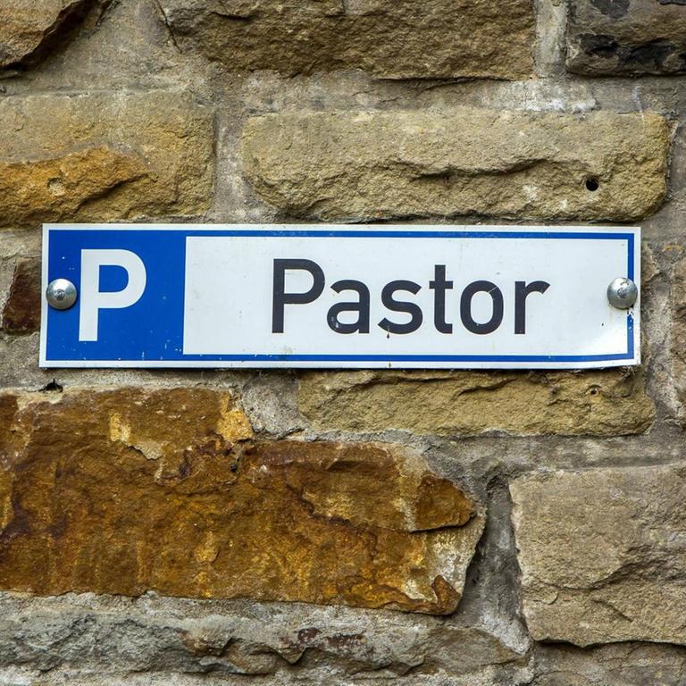 Ein Parkplatzschild - Pastor - an einer Kirche in Essen.