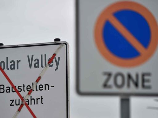 Ein Schild an einer früheren Baustellenzufahrt zum Solar Valley in Bitterfeld-Wolfen