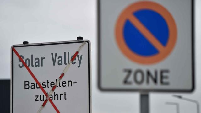Ein Schild an einer früheren Baustellenzufahrt zum Solar Valley in Bitterfeld-Wolfen