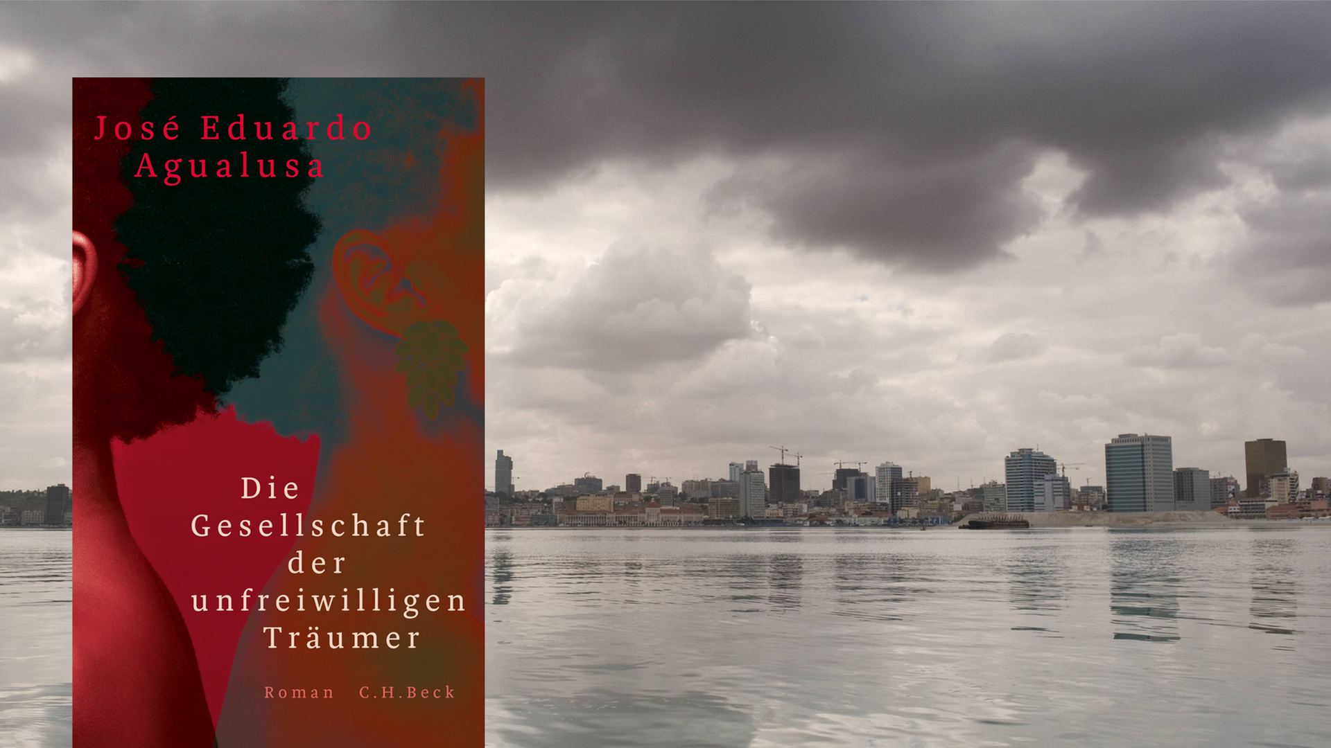 Im Vordergrund ist das Cover des Buches "Die Gesellschaft der unfreiwilligen Träumer". Im Hintergrund ist eine Aufnahme der angolanischen Hauptstadt Luanda vom Meer aus.