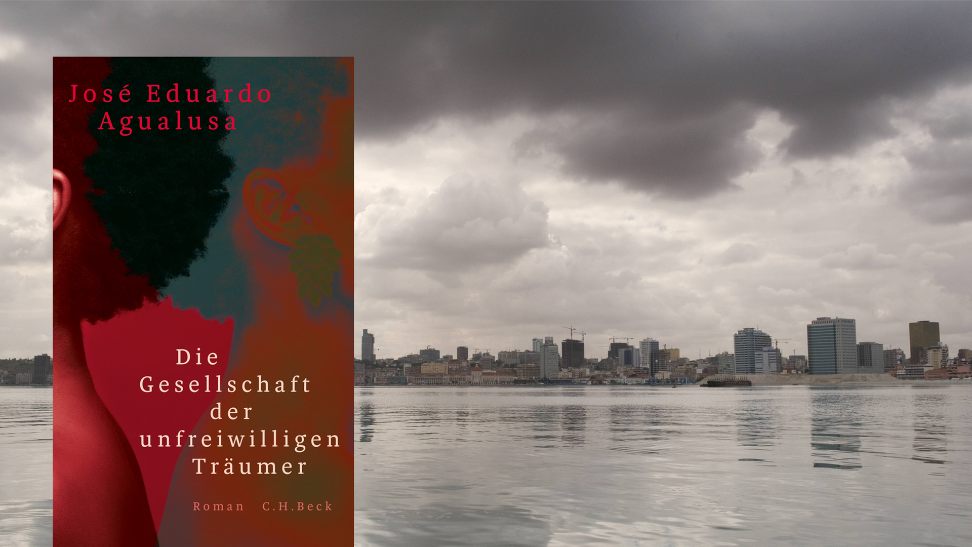 Im Vordergrund ist das Cover des Buches "Die Gesellschaft der unfreiwilligen Träumer". Im Hintergrund ist eine Aufnahme der angolanischen Hauptstadt Luanda vom Meer aus. Im Vordergrund ist das Cover des Buches "Die Gesellschaft der unfreiwilligen Träumer". Im Hintergrund ist eine Aufnahme der angolanischen Hauptstadt Luanda vom Meer aus.