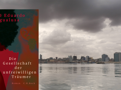 Im Vordergrund ist das Cover des Buches "Die Gesellschaft der unfreiwilligen Träumer". Im Hintergrund ist eine Aufnahme der angolanischen Hauptstadt Luanda vom Meer aus.