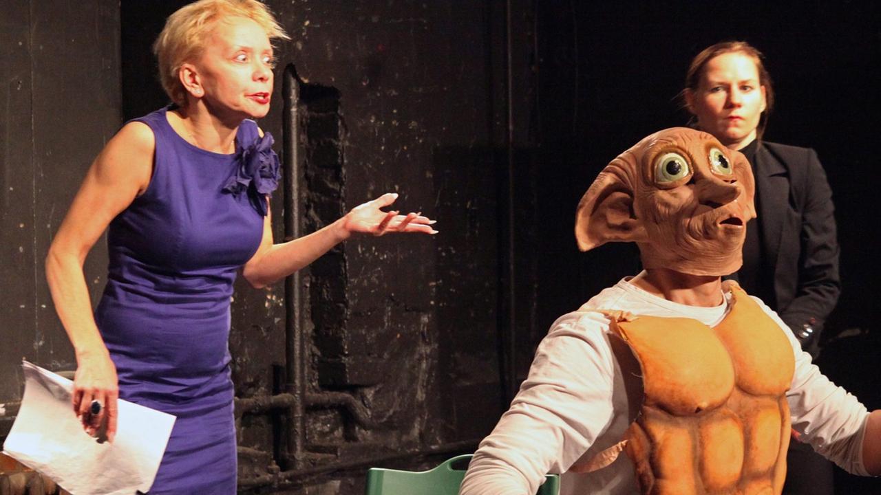 Szene aus einem Stück am Moskauer Dokumentartheater "Teatr.doc" Szene aus einem Stück am Moskauer Dokumentartheater "Teatr.doc"