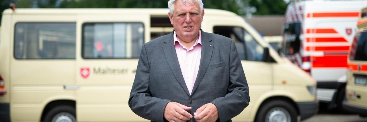 Karl-Josef Laumann (CDU), Gesundheitsminister von Nordrhein-Westfalen, beim Besuch eines Drive-In-Corona-Testzentrums vor Einsatzwagen. Karl-Josef Laumann (CDU), Gesundheitsminister von Nordrhein-Westfalen, beim Besuch eines Drive-In-Corona-Testzentrums vor Einsatzwagen.