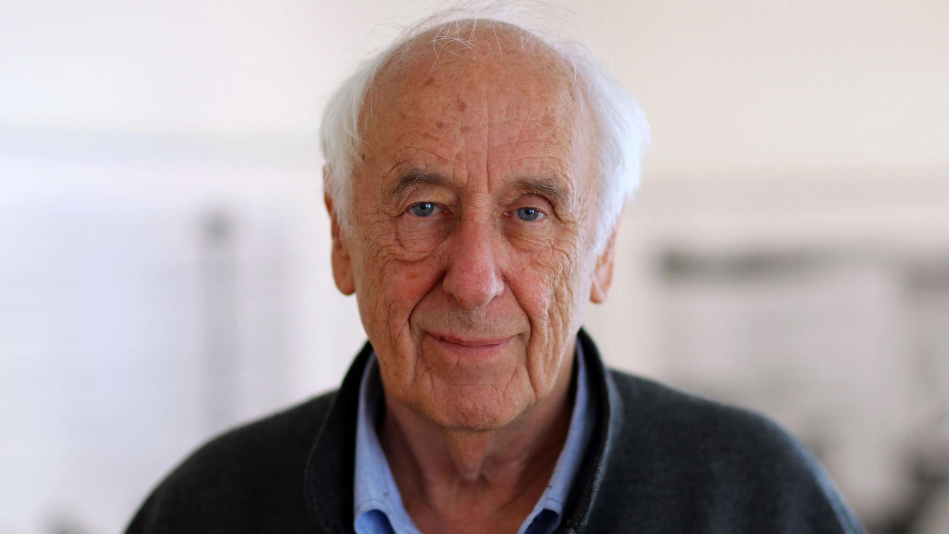 Der Fotograf Thomas Höpker vor der Eröffnung seiner Ausstellung mit Fotografien aus der ehemaligen DDR im Schleswig-Holstein-Haus in Schwerin, aufgenommen am 14.6.2012. Der Fotograf Thomas Höpker vor der Eröffnung seiner Ausstellung mit Fotografien aus der ehemaligen DDR im Schleswig-Holstein-Haus in Schwerin, aufgenommen am 14.6.2012.