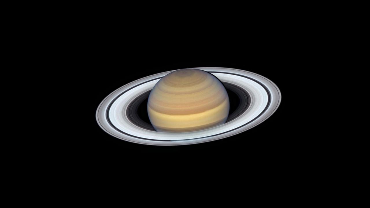 Saturn mit weit geöffneten Ringen