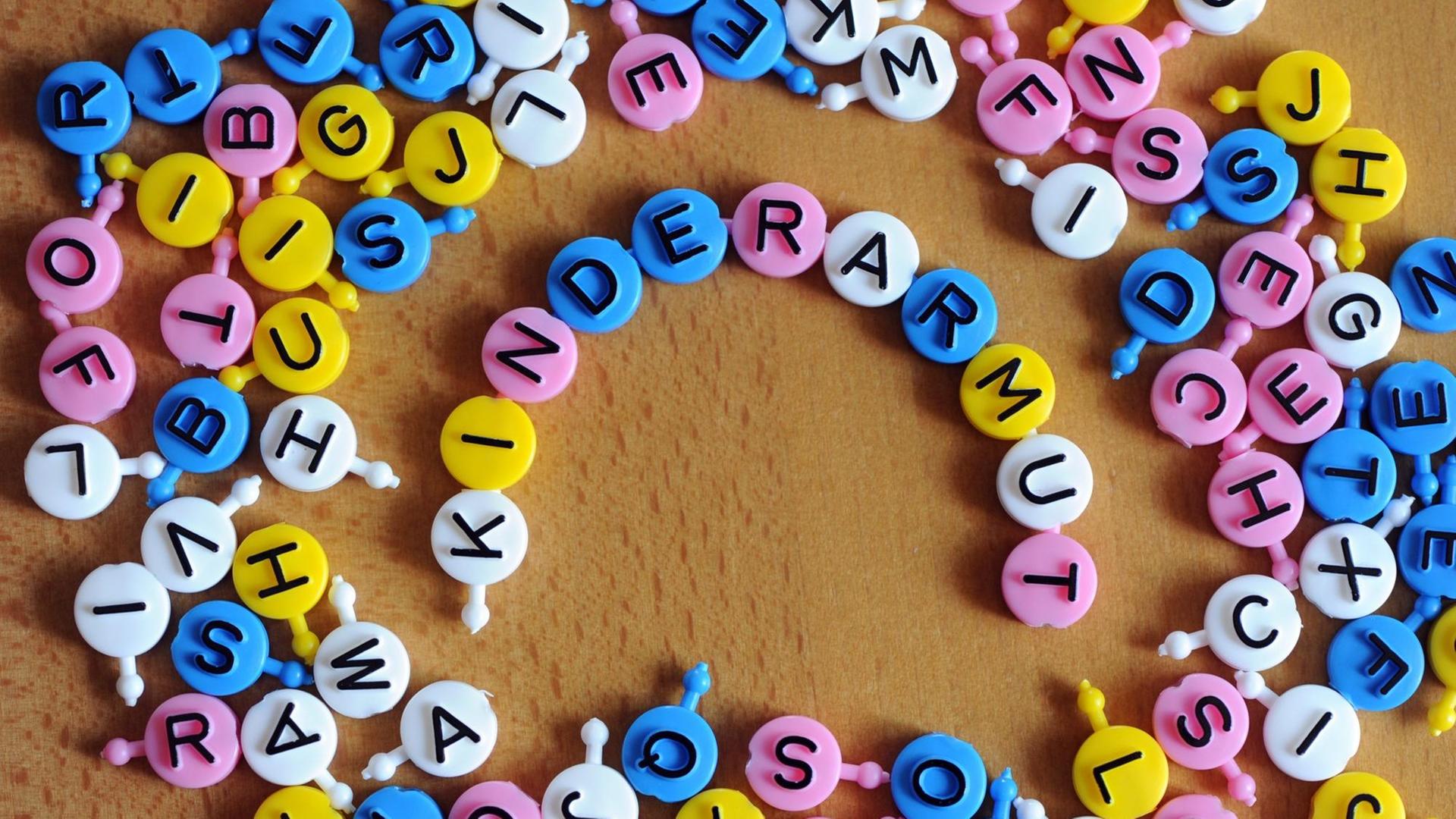 Aus einzelnen Buchstaben des Spiels "Buchstabensuppe" ist das Wort Kinderarmut gebildet Aus einzelnen Buchstaben des Spiels "Buchstabensuppe" ist das Wort Kinderarmut gebildet