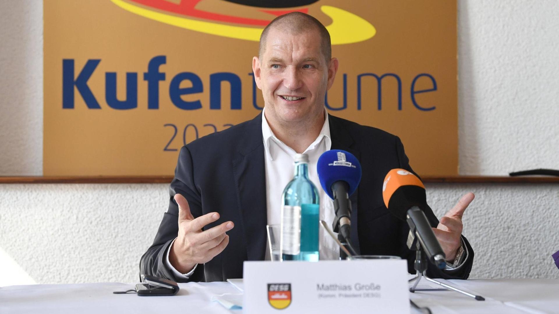 Sport Bilder des Tages Eisschnelllauf, Pressekonferenz des kommissarischen DESG-Präsidenten Matthias Große in der Müggelturm-Baude in Berlin-Köpenick, Matthias Große kommissarischer DESG-Präsident, 11.09. 2020, *** Speed skating, press conference of the acting DESG president Matthias Große in the Müggelturm Baude in Berlin Köpenick, Matthias Große acting DESG president , 11 09 2020, Copyright: xMatthiasxKochx Sport Bilder des Tages Eisschnelllauf, Pressekonferenz des kommissarischen DESG-Präsidenten Matthias Große in der Müggelturm-Baude in Berlin-Köpenick, Matthias Große kommissarischer DESG-Präsident, 11.09. 2020, *** Speed skating, press conference of the acting DESG president Matthias Große in the Müggelturm Baude in Berlin Köpenick, Matthias Große acting DESG president , 11 09 2020, Copyright: xMatthiasxKochx