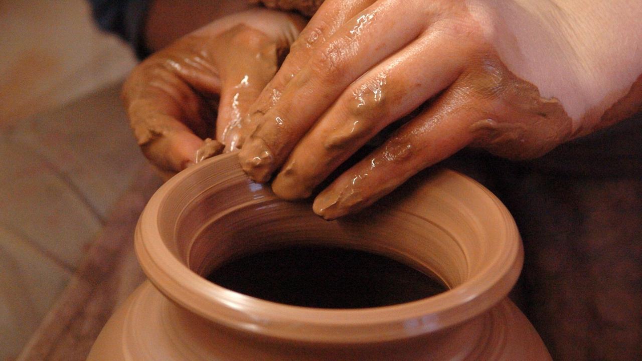 Hände beim Töpfern, aufgenommen am 25.11.2004 in der Werkstatt von Töpfermeister Uwe Schellbach in Blankenburg im Harz. Seit fast 25 Jahren wird bei Schellbachs das alte Handwerk ausgeübt. Es entsteht Gebrauchskeramik wie Vasen, Krüge, Tassen und Teller. Aber auch Zierkeramik und figürliche Keramik wird in der Blankenburger Werkstatt produziert. Die Gegenstände werden im eigenen Geschäft aber auch auf Töpfermärkten verkauft. Foto: Peter Förster dpa | Verwendung weltweit Hände beim Töpfern, aufgenommen am 25.11.2004 in der Werkstatt von Töpfermeister Uwe Schellbach in Blankenburg im Harz. Seit fast 25 Jahren wird bei Schellbachs das alte Handwerk ausgeübt. Es entsteht Gebrauchskeramik wie Vasen, Krüge, Tassen und Teller. Aber auch Zierkeramik und figürliche Keramik wird in der Blankenburger Werkstatt produziert. Die Gegenstände werden im eigenen Geschäft aber auch auf Töpfermärkten verkauft. Foto: Peter Förster dpa | Verwendung weltweit