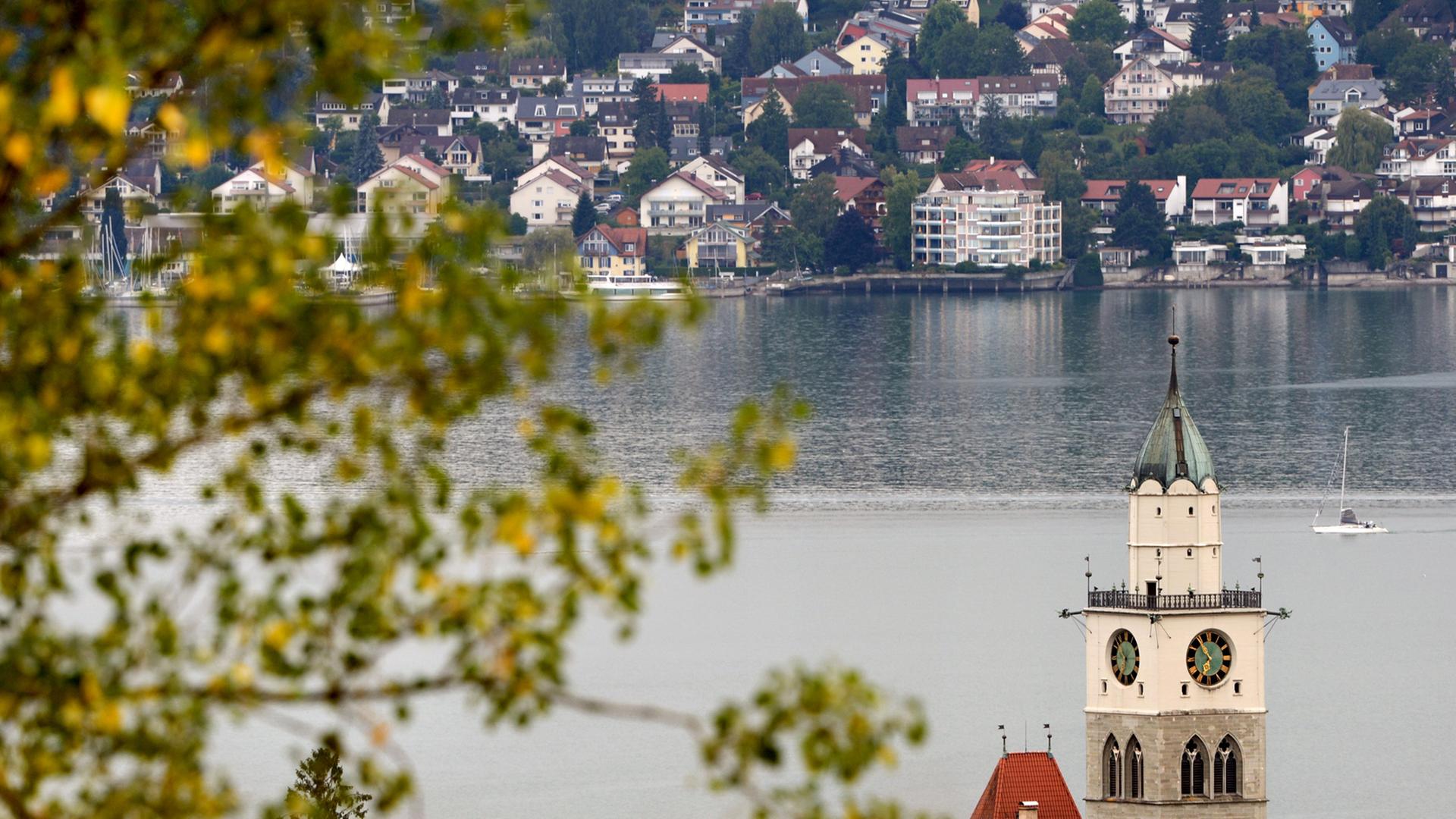 Der Kirchturm von Überlingen (Baden-Württemberg) wird am 24.08.2013 von der untergehenden Sonne angestrahlt. Im Hintergrund ist der Bodensee zu sehen. Der Kirchturm von Überlingen (Baden-Württemberg) wird am 24.08.2013 von der untergehenden Sonne angestrahlt. Im Hintergrund ist der Bodensee zu sehen.