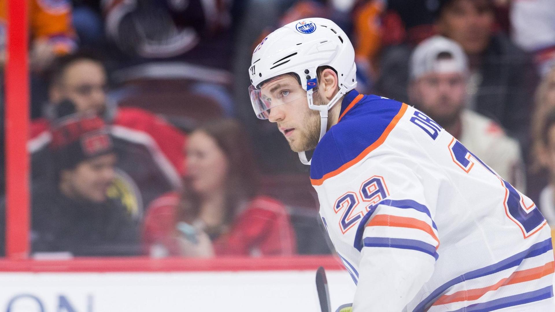 Der deutsche NHL-Eishockeyprofi Leon Draisaitl bei einem Spiel für seine Mannschaft Edmonton Oilers Der deutsche NHL-Eishockeyprofi Leon Draisaitl bei einem Spiel für seine Mannschaft Edmonton Oilers