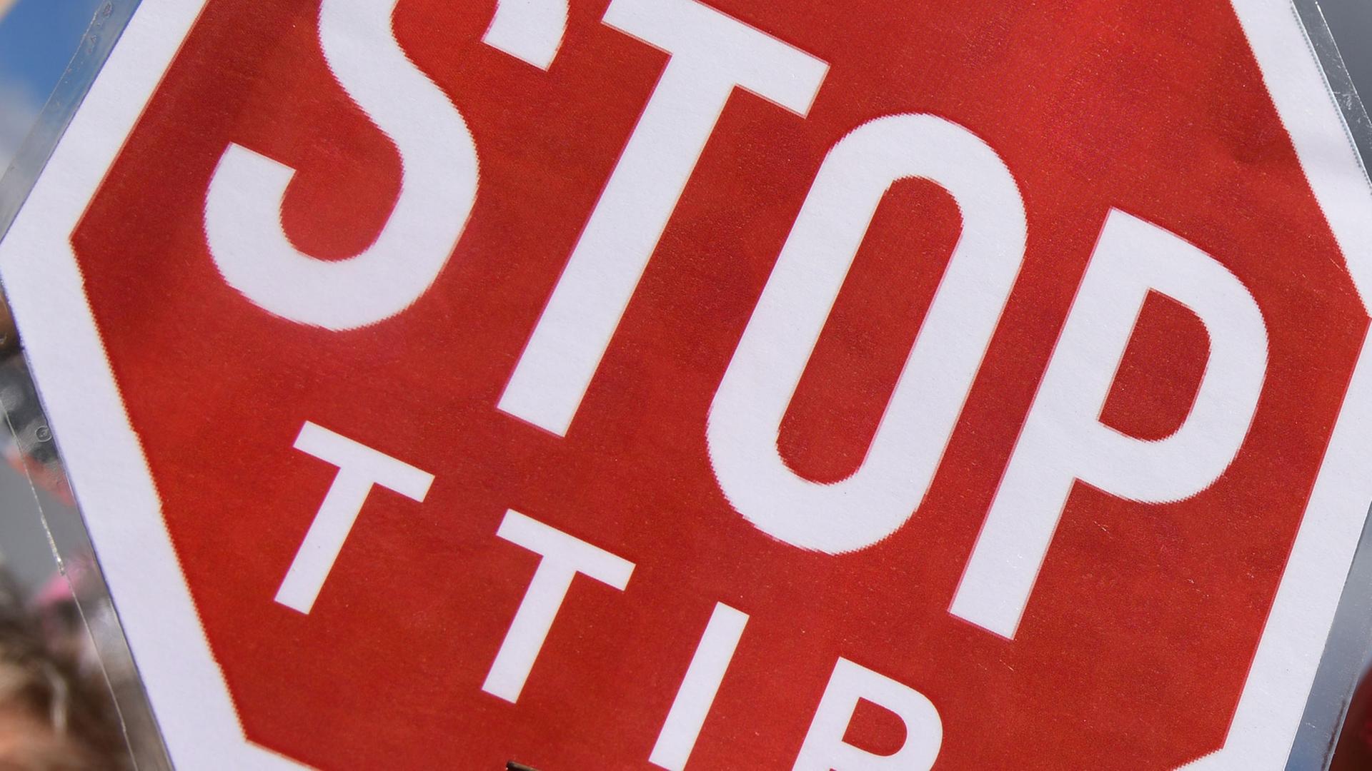 Schild "Stop TTIP" bei einer Demonstration in Augsburg gegen das geplante Freihandelsabkommen TTIP Schild "Stop TTIP" bei einer Demonstration in Augsburg gegen das geplante Freihandelsabkommen TTIP