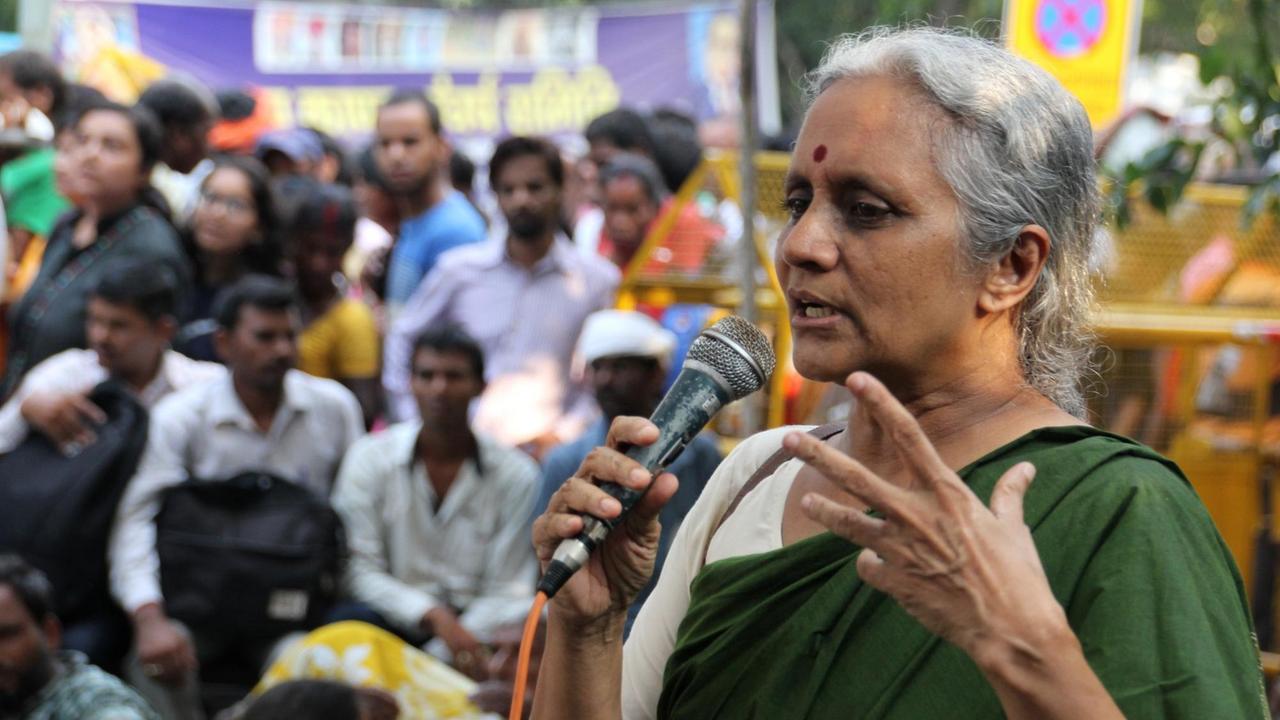 Juristin und Datenschutz-Aktivistin Usha Ramanathan spricht bei einer Demonstration.