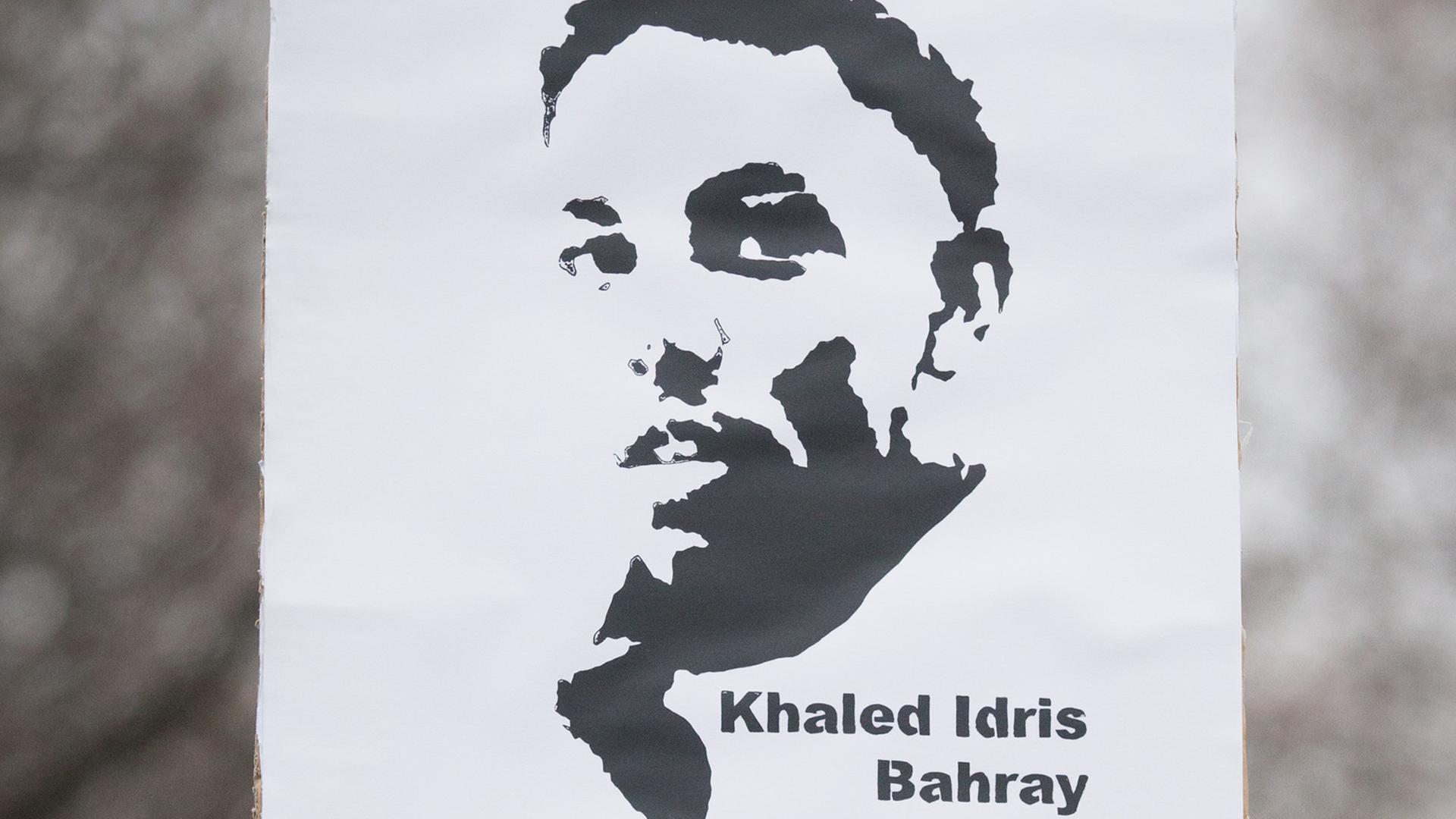 Ein Plakat zeigt im Rahmen einer Demonstration den ermordeten Khaled Idris Bahray aus Eritrea. Ein Plakat zeigt im Rahmen einer Demonstration den ermordeten Khaled Idris Bahray aus Eritrea.