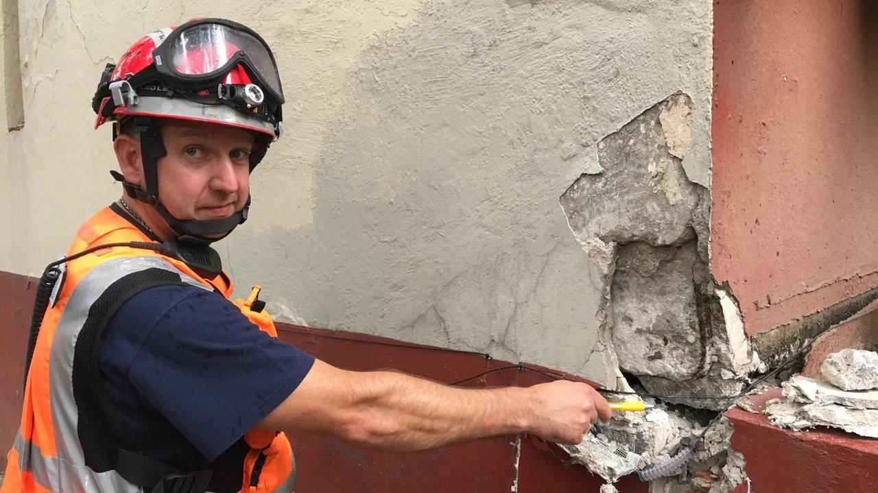 Tiefbauingenieur Mörschel vor einem um 15 Zentimeter verschobenen Haus Tiefbauingenieur Mörschel vor einem um 15 Zentimeter verschobenen Haus