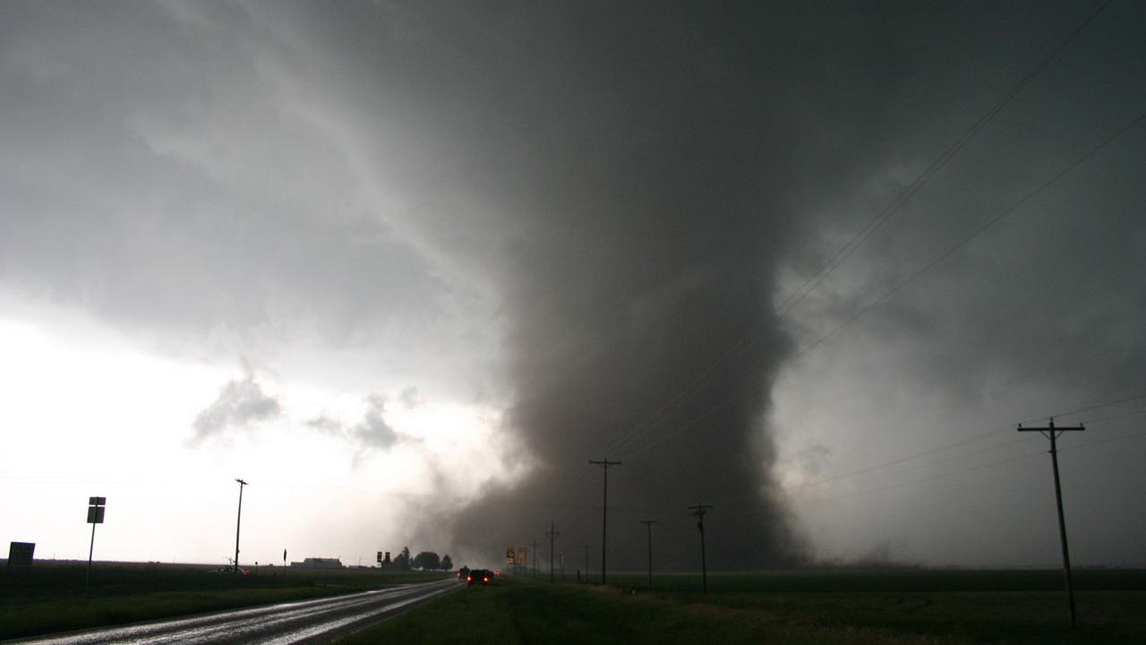 Blick auf einen Tornado in der Nähe von Sount Plains in Texas (12.05.2005). Blick auf einen Tornado in der Nähe von Sount Plains in Texas (12.05.2005).