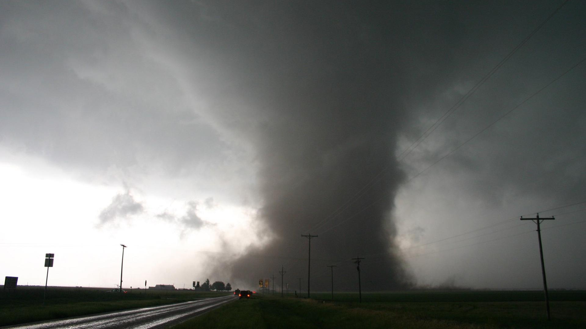 Blick auf einen Tornado in der Nähe von Sount Plains in Texas (12.05.2005). Blick auf einen Tornado in der Nähe von Sount Plains in Texas (12.05.2005).