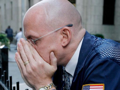 Ein Mitarbeiter eines Börsenhändlers schlägt am 15. September 2008 an der New Yorker Börse an der Wall Street die Hände vor das Gesicht.