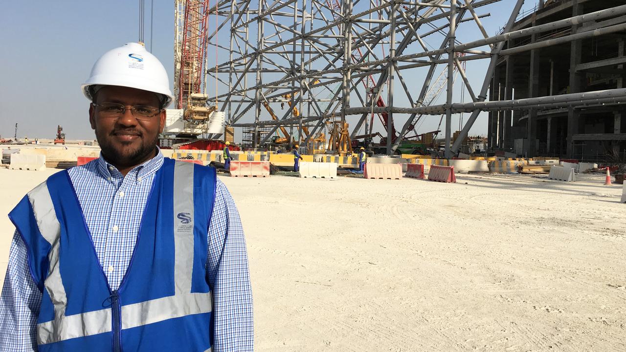 Mohemed Ahmed ist Projektleiter beim Bau des Al-Bayt-Stadions Mohemed Ahmed ist Projektleiter beim Bau des Al-Bayt-Stadions