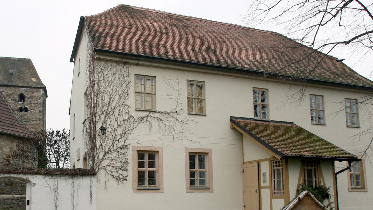 Das Geburtshaus und die Taufkirche (l.) des Philosophen Nietzsche in Röcken (Burgenlandkreis), aufgenommen am 13.02.2008. Das Geburtshaus und die Taufkirche (l.) des Philosophen Nietzsche in Röcken (Burgenlandkreis), aufgenommen am 13.02.2008.