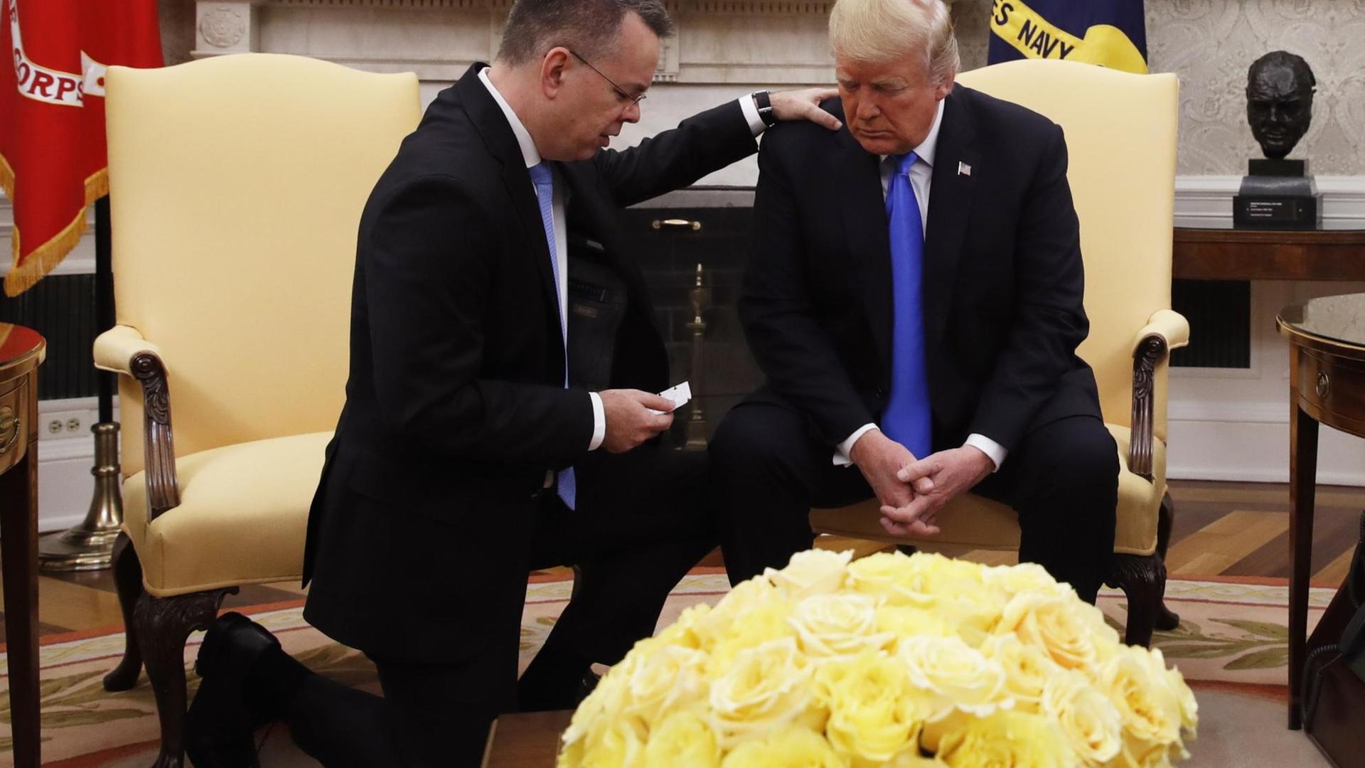 Das Foto zeigt den evangelikalen Pastor Andrew Brunson. Er betet kniend neben Präsident Trump im Oval Office. Das Foto zeigt den evangelikalen Pastor Andrew Brunson. Er betet kniend neben Präsident Trump im Oval Office.