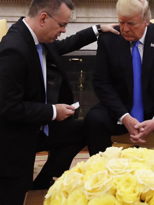 Das Foto zeigt den evangelikalen Pastor Andrew Brunson. Er betet kniend neben Präsident Trump im Oval Office.