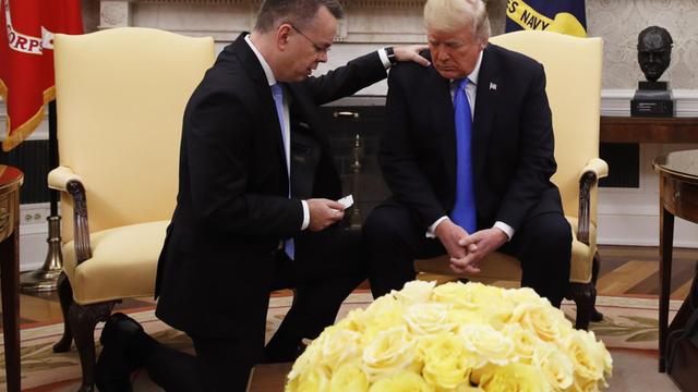 Das Foto zeigt den evangelikalen Pastor Andrew Brunson. Er betet kniend neben Präsident Trump im Oval Office.