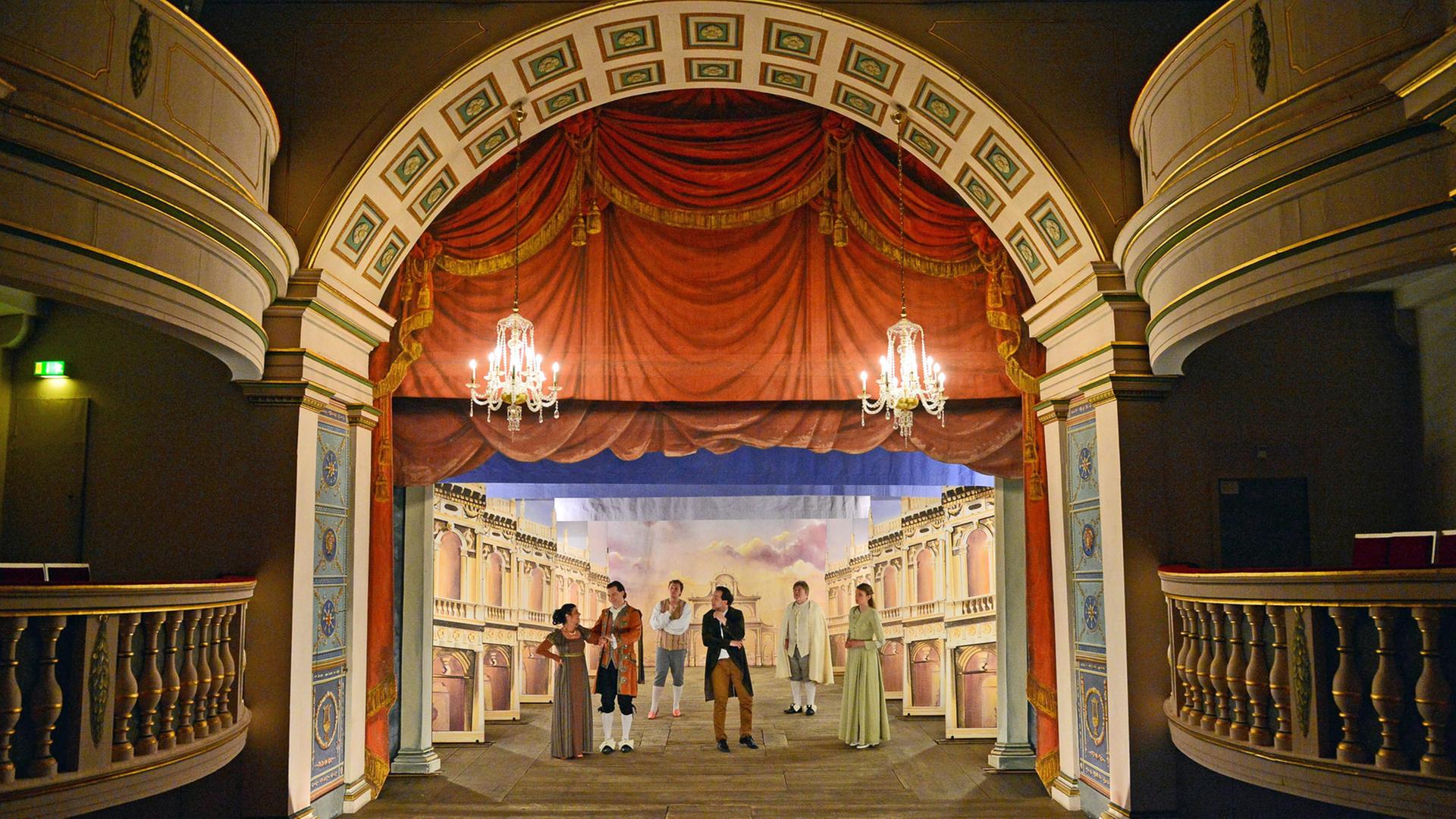 Auf der Bühne des Ekhof-Theaters proben Schauspieler am 01.07.2015 in Gotha (Thüringen) eine Szene der Komödie "Der Impresario von Smyrna" von Carlo Goldoni. Auf der Bühne des Ekhof-Theaters proben Schauspieler am 01.07.2015 in Gotha (Thüringen) eine Szene der Komödie "Der Impresario von Smyrna" von Carlo Goldoni.