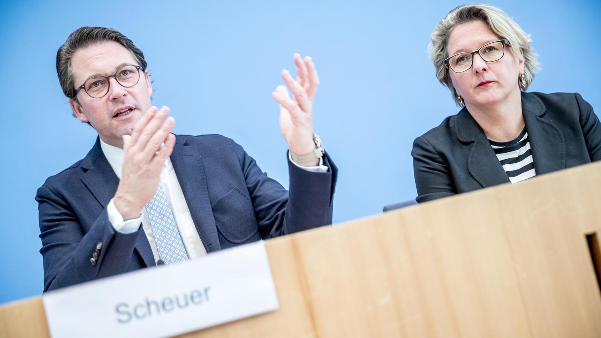 02.10.2018, Berlin: Andreas Scheuer (CSU), Bundesminister für Verkehr und digitale Infrastruktur, spricht neben Svenja Schulze (SPD), Bundesumweltministerin, bei einer Pressekonferenz zum Dieselkonzept der Koalition