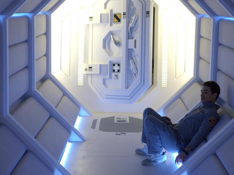 Sam Rockwell sitzt allein im Korridor einer Mondstation