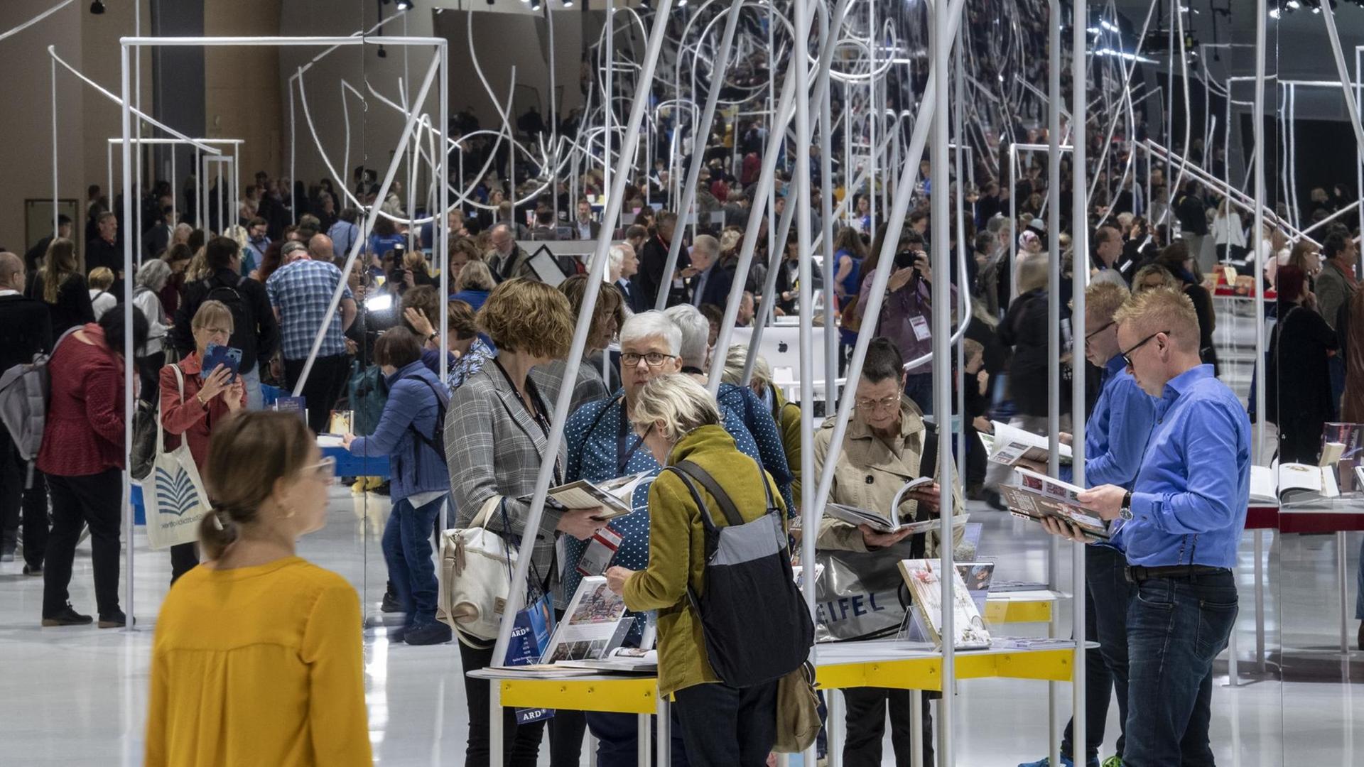 Besucher drängen sich an den puristisch gestalteten Buchregalen des norwegischen Pavillons. Norwegen ist in diesem Jahr Gastland der Buchmesse. Besucher drängen sich an den puristisch gestalteten Buchregalen des norwegischen Pavillons. Norwegen ist in diesem Jahr Gastland der Buchmesse.