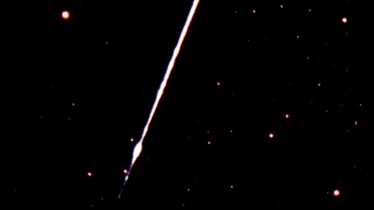 Ein Meteor huscht über den Himmel und hinterlässt nur einen kurzen Lichtblitz