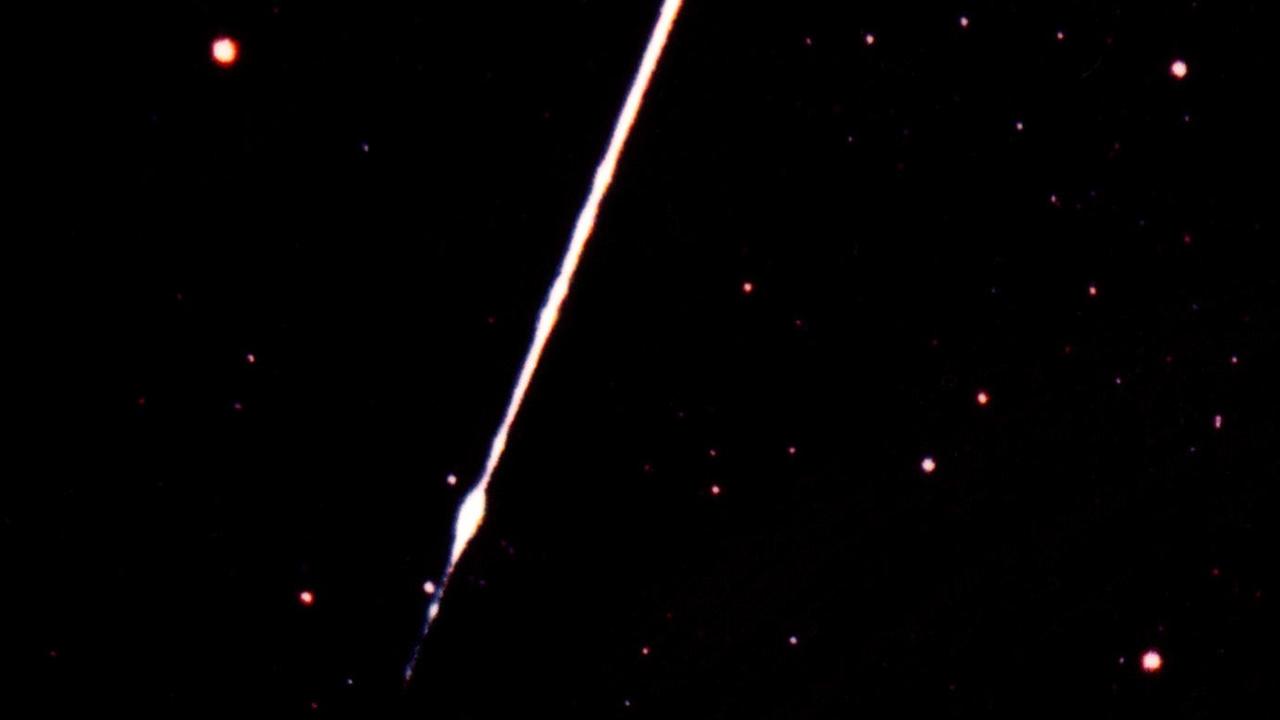 Ein Meteor huscht über den Himmel und hinterlässt nur einen kurzen Lichtblitz Ein Meteor huscht über den Himmel und hinterlässt nur einen kurzen Lichtblitz