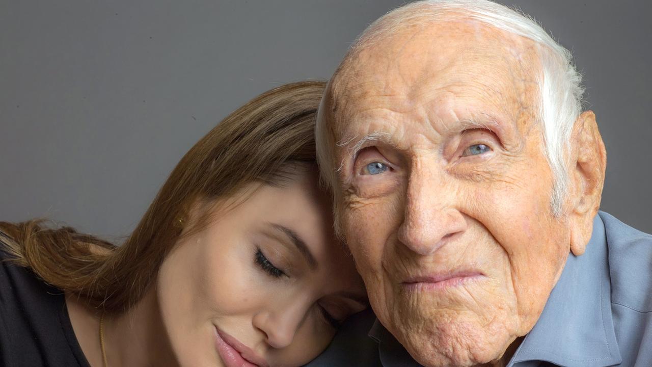 US-Schauspielerin und Regisseurin Angelina Jolie lehnt mit geschlossenen Augen an der Schulter des 96 Jahre alten US-Athleten und Kriegshelden Louie Zamperini (undatierte Aufnahme). Der frühere olympische Langstreckenläufer ist die Inspiration für Jolies zweite Regiearbeit. "Unbroken". US-Schauspielerin und Regisseurin Angelina Jolie lehnt mit geschlossenen Augen an der Schulter des 96 Jahre alten US-Athleten und Kriegshelden Louie Zamperini (undatierte Aufnahme). Der frühere olympische Langstreckenläufer ist die Inspiration für Jolies zweite Regiearbeit. "Unbroken".