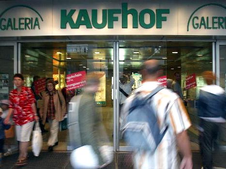 Menschen vor dem Kaufhof am Berliner Alexanderplatz Menschen vor dem Kaufhof am Berliner Alexanderplatz