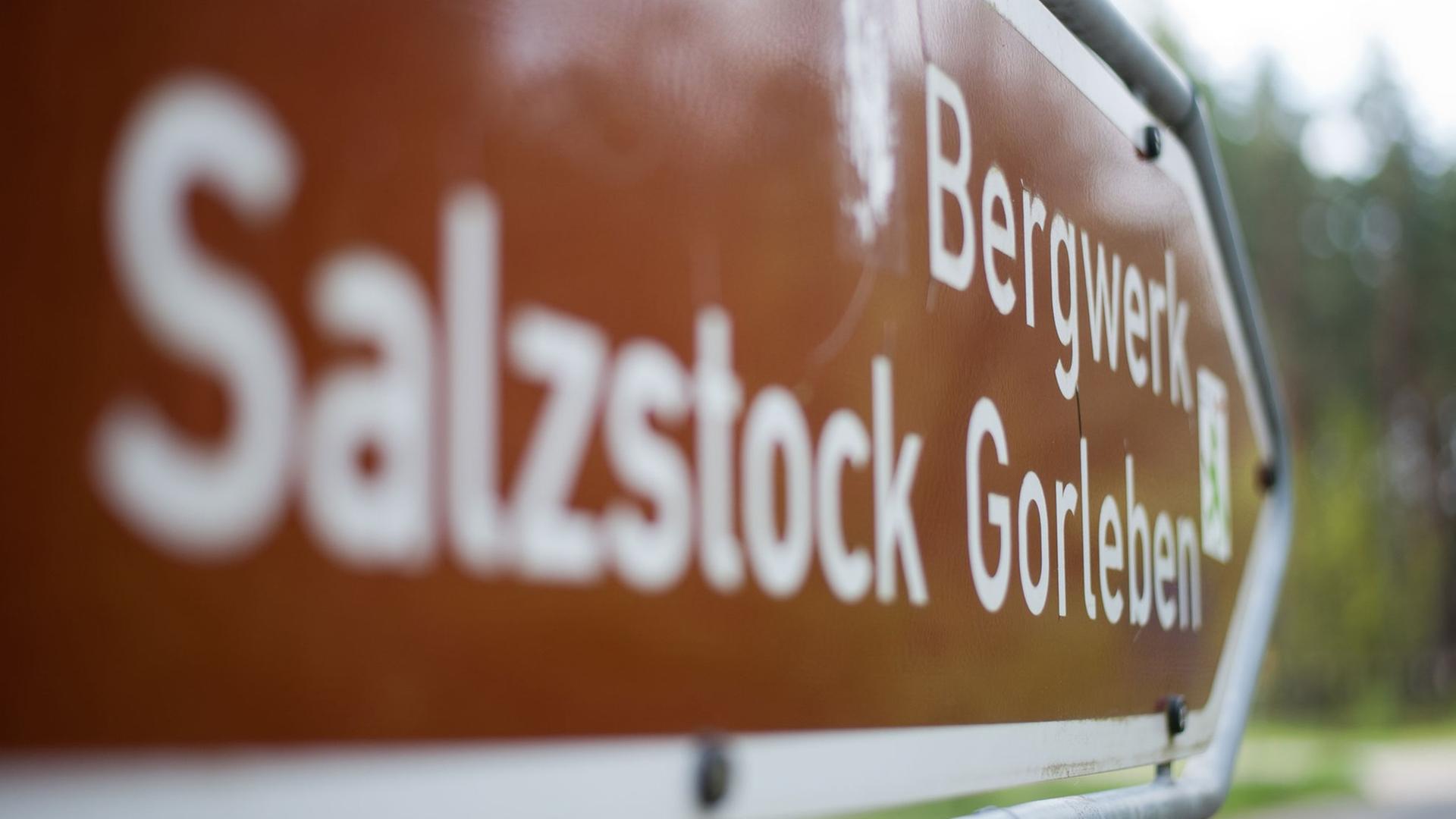 Ein Schild weist am in Gorleben den Weg zum Erkundungsbergwerk. Der Name des Dorfs ist seit Jahren wegen 113 Behältern radioaktiven Mülls bekannt, die im Wald auf ein Endlager warten. Ein Schild weist am in Gorleben den Weg zum Erkundungsbergwerk. Der Name des Dorfs ist seit Jahren wegen 113 Behältern radioaktiven Mülls bekannt, die im Wald auf ein Endlager warten.